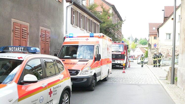 Im Spiegel, wo die Rettungsfahrzeuge heilten, waren Verkehrsbehinderungen unvermeidbar. Foto: Feuerwehr Kulmbach