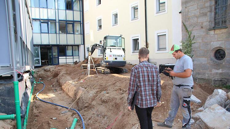 Der eigentliche Haupteingang ist nämlich wieder Baustelle ...