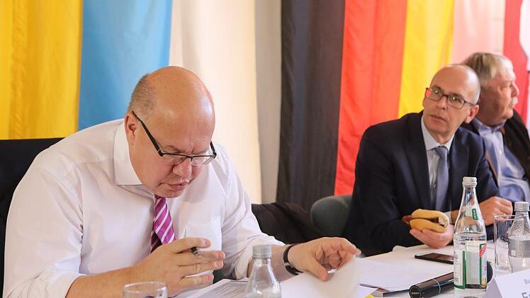 Peter Altmaier studiert die Unterlagen.
