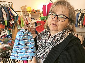 Ob die Größe passt? Verena Alexander mit einem der "Hampelmann" -Produkte Foto: Schreiber