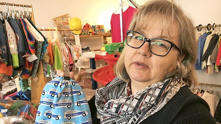 Ob die Größe passt? Verena Alexander mit einem der "Hampelmann" -Produkte Foto: Schreiber