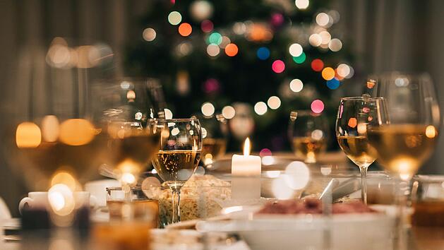 Zum Weihnachtsfest wird in den meisten Familien ein festliches Familienessen aufgetischt.mavoimages/Adobe Stock