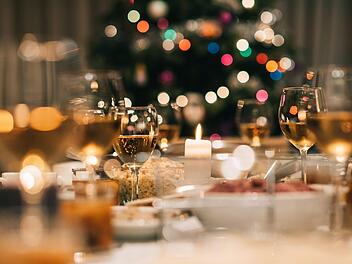 Zum Weihnachtsfest wird in den meisten Familien ein festliches Familienessen aufgetischt.mavoimages/Adobe Stock
