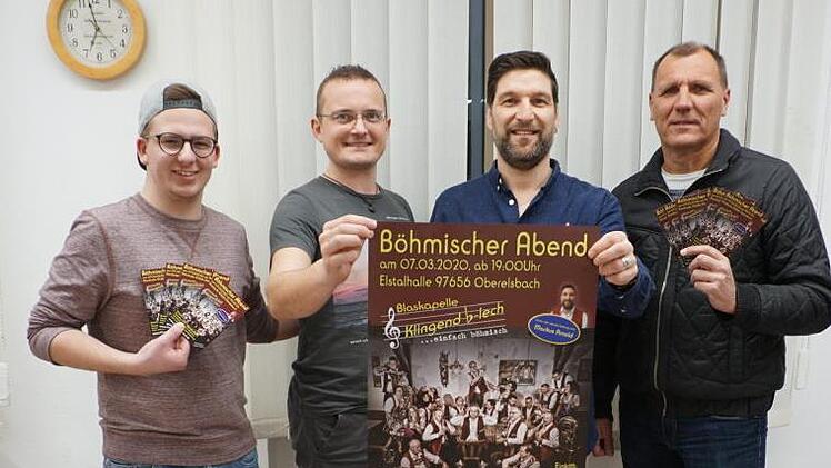 Markus Arnold (Zweiter von rechts) aus Waldberg ist der neue Dirigent  der Kapelle "Klingend Blech". Ihren Saisonauftakt haben sie am Samstag,  7. März, mit einem Böhmischen Abend in Oberelsbach. Mit im Bild sind der neue  Vorsitzende Michael Günter, Aschach (Zweiter von links), sein  Stellvertreter Wilfried Fleckenstein, Hohenroth (rechts), sowie  Beisitzer Julian Söder, Sandberg (links). Foto: Marion Eckert