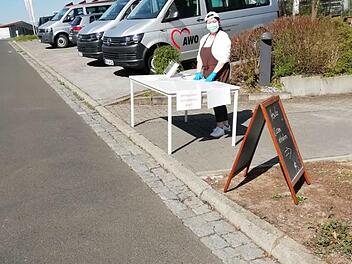 Sicher ist sicher, auch in der Kunst: Die Figurensammlung des Königsberger Bildhauers Gerhard Nerowski ("Familientreffen  zu Ostern") hat dessen Tochter mit selbstgenähten Mundmasken  ausstaffiert. privat