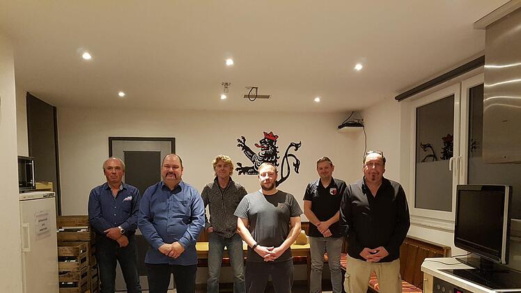 Das Foto zeigt die geehrten langjährigen Mitglieder des SV Rothhausen  (von links): Wolfgang Elflein (40 Jahre), Klaus Pfaab (20), Roman Memmel (40), Daniel Elflein (25), Dominik Englert (25) und Manfred Beck (50). Foto: Daniel Wiener