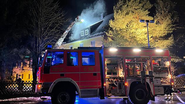 Bad K&ouml;nigshofen: Zwei Verletzte nach Brand in Wohnung - Feuerwehr mit Gro&szlig;einsatz