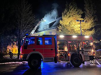Bad K&ouml;nigshofen: Zwei Verletzte nach Brand in Wohnung - Feuerwehr mit Gro&szlig;einsatz