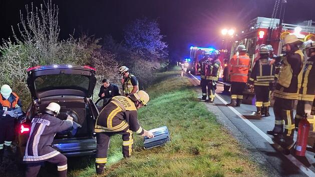 Rund 50 Feuerleute aus der Umgebung waren damit besch&auml;ftigt, den havarierten Audi aus dem Stra&szlig;engraben zu ziehen.