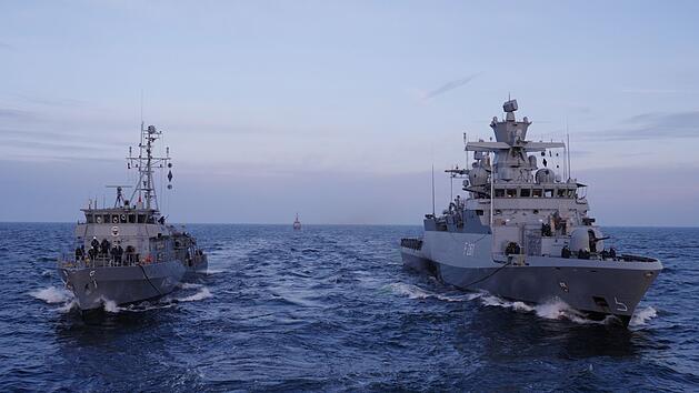 Eine Korvette und ein Minenjagdboot der deutschen Marine werden auf der Ostsee vor Bornholm betankt. In diesem Seegebiet verkehrt die russische Schattenflotte.