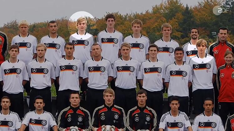 Erinnerungsfoto: Chris Kramer (hintere Reihe) und Wehen-Legende Hübner (mittlere Reihe)