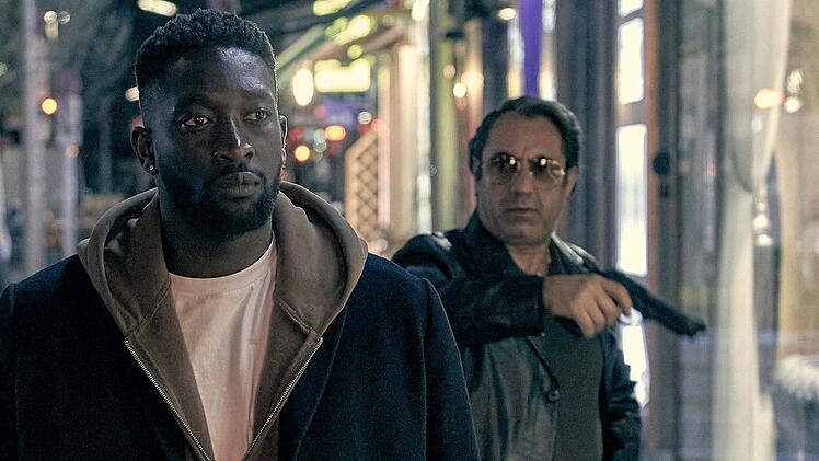 Der Kleinkriminelle Demba Diarra (Farba Dieng, links) war Zeuge eines Mordes, daf&uuml;r wird er nun von Drogenboss Kassem Haddad (Nazmi Kirik) bedroht.