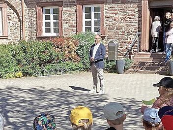Johannes Krumm (Mitte) freute sich &uuml;ber den Auftritt der Kindergartenkinder.