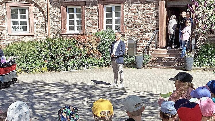 Johannes Krumm (Mitte) freute sich &uuml;ber den Auftritt der Kindergartenkinder.