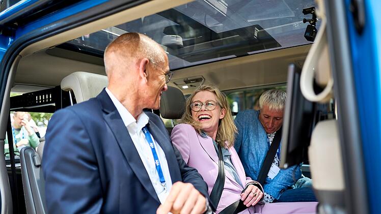 Erste Realfahrt eines autonomen Fahrzeugs unter neuen Bedingungen