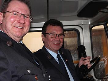 Seit 40 Jahren sind Roland Rößert und Hubert Link zur Stelle, wenn die Alarmsirenen zum Einsatz blasen. Beide haben immer noch Spaß am Feuerwehrleben und helfen anderen Menschen, wo sie können. Foto: Pfannes