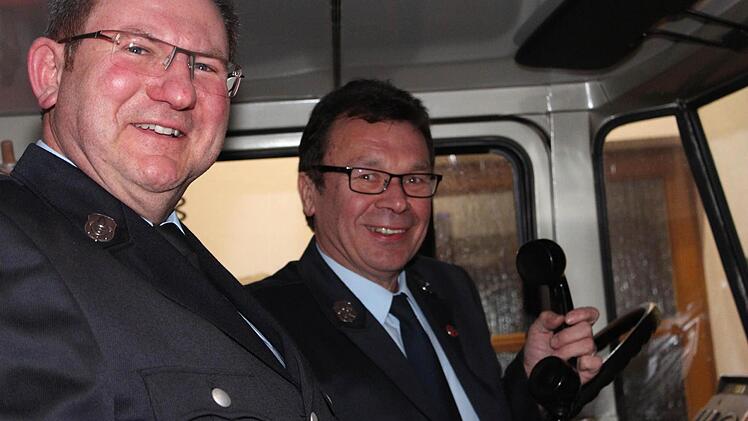 Seit 40 Jahren sind Roland Rößert und Hubert Link zur Stelle, wenn die Alarmsirenen zum Einsatz blasen. Beide haben immer noch Spaß am Feuerwehrleben und helfen anderen Menschen, wo sie können. Foto: Pfannes