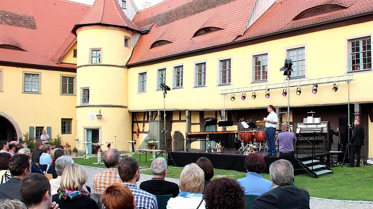 Günter Münch bittet um Geduld - rechts hinten das Sorgenkind: die Orgel und Benjamin Sebald.