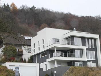 Streit um moderne Häuser gibt es derzeit am Fuße der Vexierkapelle in Reifenberg. Fotos: Peter Groscurth