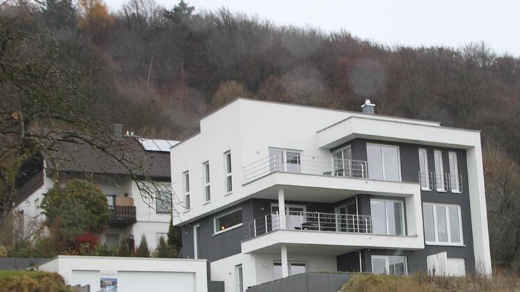 Streit um moderne Häuser gibt es derzeit am Fuße der Vexierkapelle in Reifenberg. Fotos: Peter Groscurth