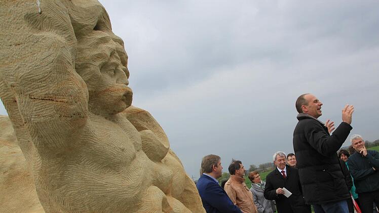 Die kräftige Sandsteinskulptur des Mains wurde von Landrat Christian Meißner mit kräftigen Gesten und heiteren Worten vorgestellt. Foto: Matthias Einwag