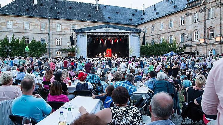 Großer Andrang im Tambacher Schlosshof.Foto: Albert Höchstädter