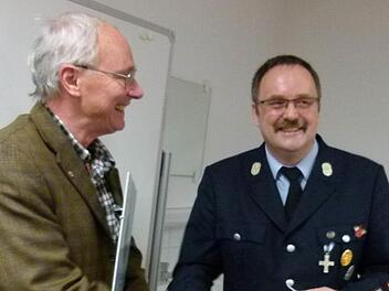 Rainer Axmann (links) wird von Ulrich Höhn (rechts) mit lobenden Worten zum Ehrenmitglied ernannt. Foto: Lothar Weidner