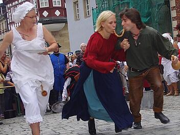 Ohne Koordinationsverm&ouml;gen ging beim Bratwurstellentanz gar nichts.