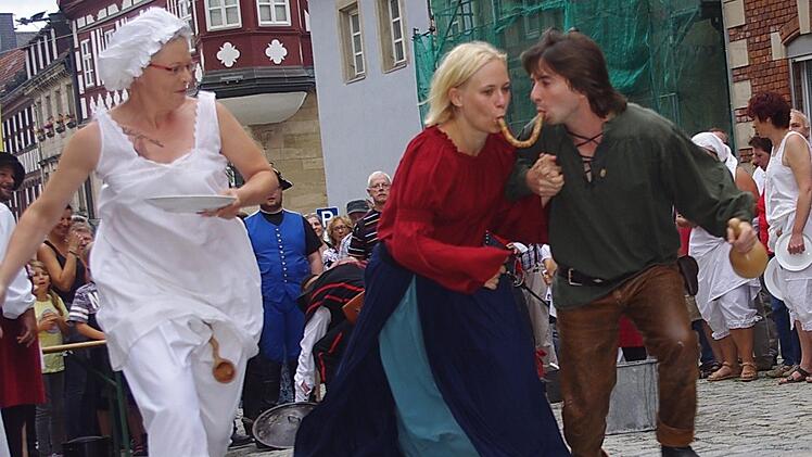 Ohne Koordinationsverm&ouml;gen ging beim Bratwurstellentanz gar nichts.