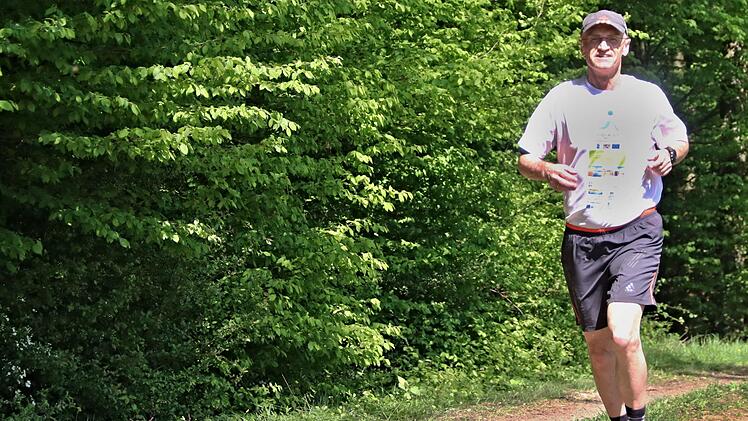 Locker joggt Wilhelm Schneider auf einem Waldweg nahe der Ortschaft Ermershausen.Helmut Will
