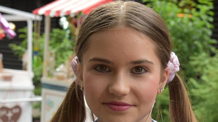 Nora Schneider, 13 Jahre, spielt die Annika: "Am besten gefällt mir, dass ich jemand anderes sein kann, wenn ich auf der Bühne spiele. Zum dritten Mal mache ich diesmal mit. Aufgeregt bin ich jetzt noch nicht, es ist mir noch gar nicht bewusst, dass am Sonntag die Premiere ist. Vielleicht kommt die Aufregung kurz vorher." Foto: Gabi Arnold