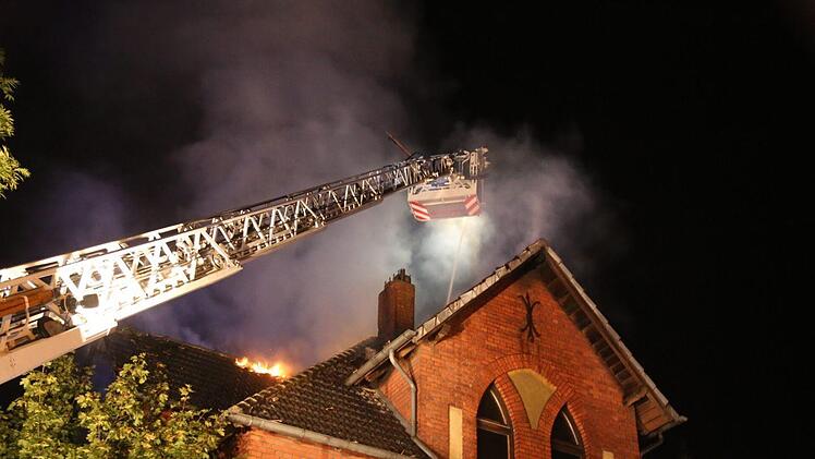 Die Feuerwehr löschte am Donnerstag einen Brand in einem Coburger Mehrfamilienhaus. Foto: News5