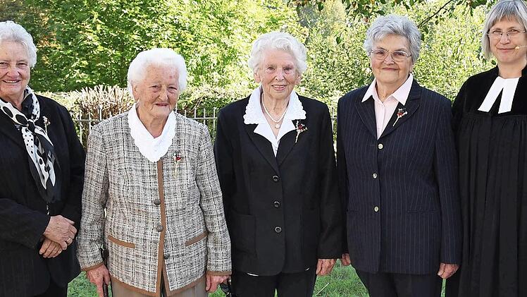 Die gnadenen und brillantenen Konfirmanden aus Lanzendorf mit Pfarrerin Almut Weissensee