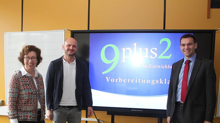 Die Rektorin der Mainleuser Schule Doris H&ouml;rath und Konrektor Bernd Fritsch haben gut lachen: Seit zehn Wochen b&uuml;ffelt in Mainleus eine ganz besondere Klasse - die 9 V1. Schulrat Michael Hack ist &uuml;berzeugt, dass der Start des 9+2-Projektes erfolgreich war.