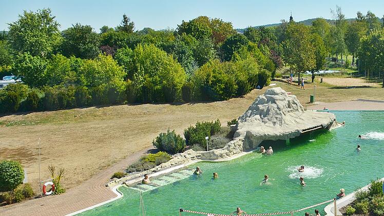 Mit Abstand kann man ab Dienstag wieder im Naturheilwassersee der Frankentherme in Bad Königshofen schwimmen. Geöffnet ist außerdem das Außenbecken. Foto: Hanns Friedrich