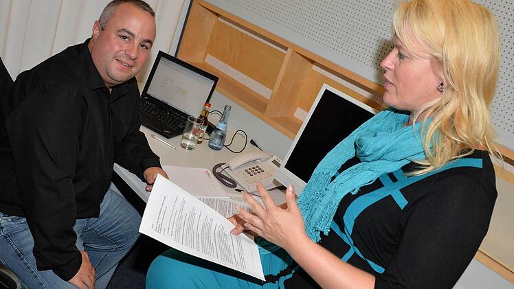 Dirk Schüssler und Nicole Orf waren am Redaktionstelefon gefragte Ansprechpartner. Foto: Ronald Rinklef