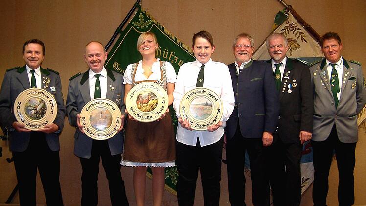 Schützenmeister Wolfgang Krines, stellvertretender Gau-Schützenmeister Norbert Mahr und Zweiter Bürgermeister Gerhard Zösch (alle von rechts) konnten die Ehrenscheiben überreichen an (weiter von rechts) David Flachsenberger (Jugend), Priscilla Munke (Damen), Stefan Flachsenberger (Herren) und Fredi Schmitt (Senioren).  Foto: ab