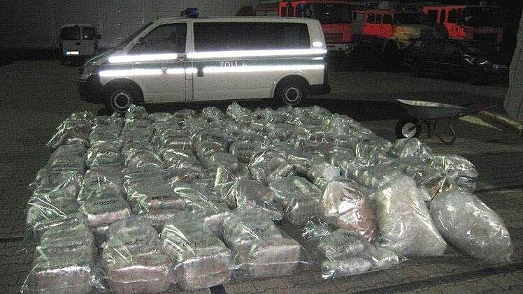 Die fast 700 Kilogramm Marihuana, die der Zoll auf der A3 im Raum N&uuml;rnberg-F&uuml;rth in einem Betonklotz gefunden hat, haben auf dem Markt einen Gesamtwert von gesch&auml;tzt 2,5 bis drei Millionen Euro. Foto: Polizei