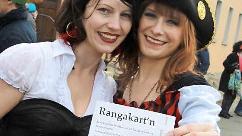 Was es mit den "Rangakart'n", die von zwei hübschen Piratinnen unters Volk gebracht wurden? Sie berechtigen die Besitzer - nur Pärchen! - am Ranga in Uetzing rumzurangern. Fotos: Matthias Einwag