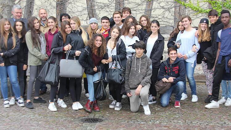 23 Schüler aus Italien, zumeist Mädchen, besuchen noch bis Sonntag Ebern; mit im Bild Bürgermeister Jürgen Hennemann und die Lehrer Roland Baumann und Vittorria Meneghin (links hinten). Foto: Ralf Kestel