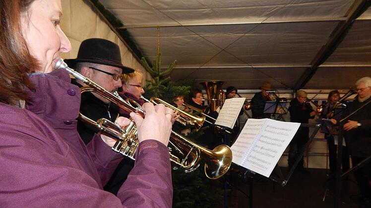 Der Posaunenchor der evangelischen Christuskirche ließ vorweihnachtliche Stimmung aufkommen. Fotos: Mona Lisa Eigenfeld