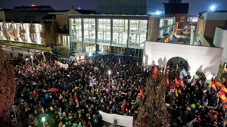 Gegendemonstranten protestieren am 19.01.2015 gegen die islamkritische Bewegung der Pegida (Patriotische Europäer gegen die Islamisierung des Abendlandes) in Nürnberg (Bayern). Eine konkrete Terrordrohung von Islamisten gegen die Pegida hat zu einem Verbot für alle Versammlungen unter freiem Himmel in Dresden durch die Polizei für diesen Montag geführt. Foto: Daniel Karmann/dpa