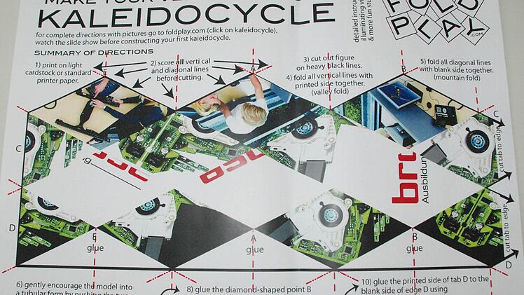 Ausschneiden, vergrößern und ausprobieren - das Kaleidocycle ist eine der Aufgaben im Technik-Camp, denen sich die Mädchen widmen.