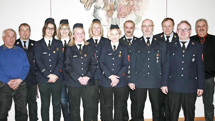 Die für langjährige Mitgliedschaft und aktiven Dienst Geehrten der Freiwilligen Feuerwehr Oehrberg. Foto: Gabriele Sell