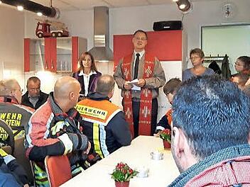 Pfarrerin Sabine Schmidt-Hagen und Stadtpfarrer Georg Birkel stellten das Floriansst&uuml;bchen unter den Segen Gottes. Foto: Hartmut Klamm
