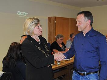 Bürgermeisterin Gertrud Werner gratuliert Peter Wartenfelser zu seinem  Gemeinderatsmandat.         Foto: Karl Heinz Wirth