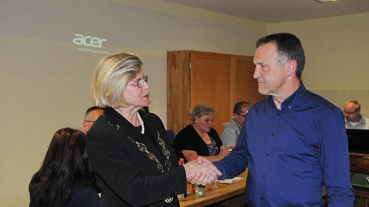 Bürgermeisterin Gertrud Werner gratuliert Peter Wartenfelser zu seinem  Gemeinderatsmandat.         Foto: Karl Heinz Wirth