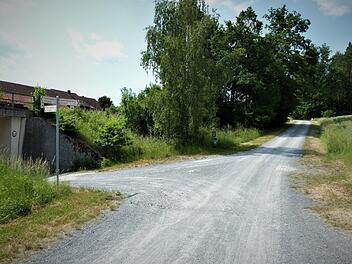 Der öffentliche Feld- und Waldweg zwischen Harsdorf und Ramsenthal wird nach jahrelangen Bemühungen der Gemeinden Harsdorf und Bindlach auf einer Breite von drei Metern asphaltiert.  Foto: Archiv/Werner Reißaus