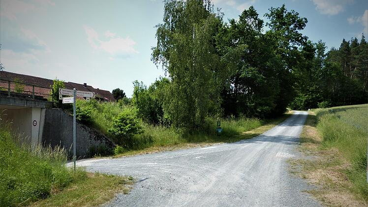 Der öffentliche Feld- und Waldweg zwischen Harsdorf und Ramsenthal wird nach jahrelangen Bemühungen der Gemeinden Harsdorf und Bindlach auf einer Breite von drei Metern asphaltiert.  Foto: Archiv/Werner Reißaus