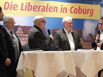 Liberale Talkrunde beim Dreik&ouml;nigstreffen der FDP in Coburg (von links): MdL Sebastian K&ouml;rber (Forcheim), Horst Friedrich (Liberale Senioren), Moderator Johann Pirthauer, MdB Thomas Hacker (Bayreuth) und der Vorsitzender der Coburger FDP, Michael Zimmermann. Foto: Christoph Winter